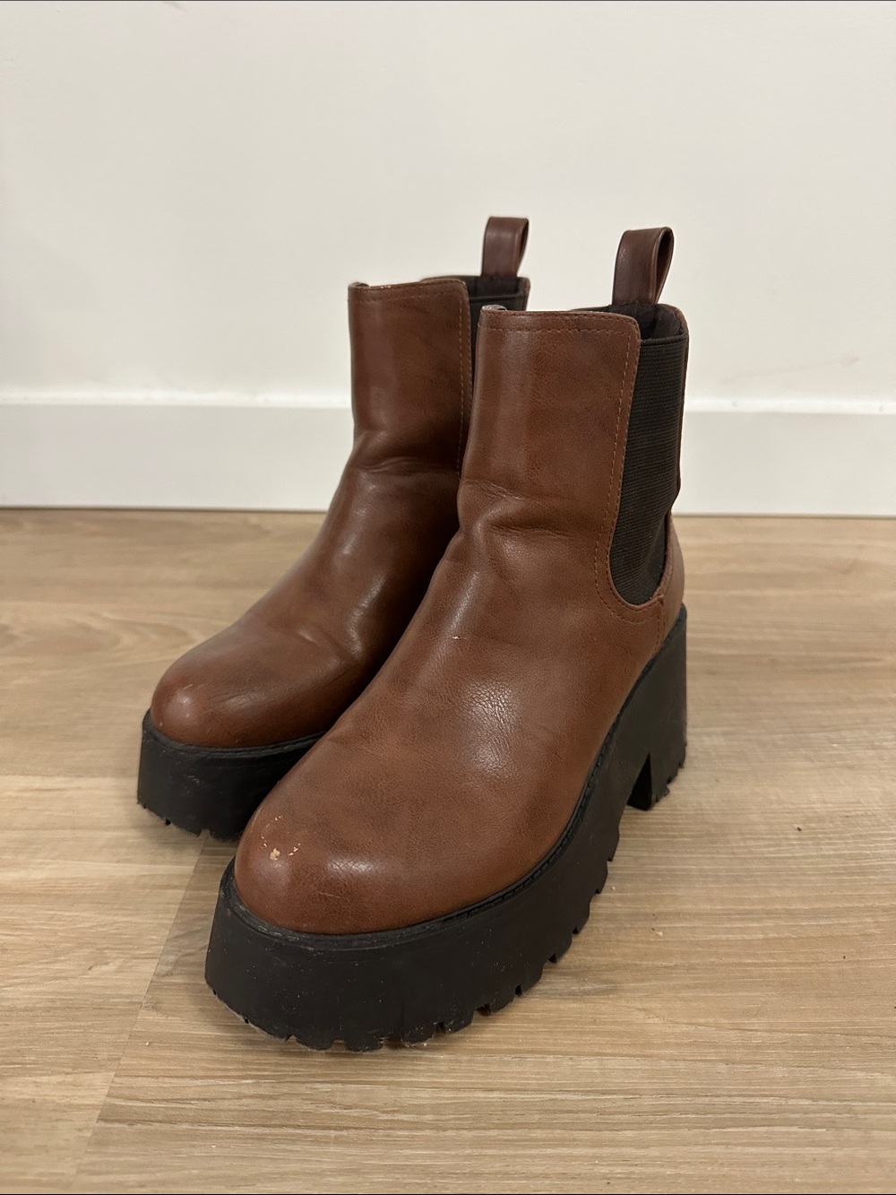 Soda Women's Chunky Chelsea Boots in Brown